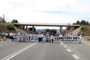 Manifestants que han fet un tall de carretera a Móra d'Ebre per rebutjar el projecte d'abocador que s'està construint a Riba-roja | ACN