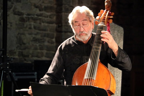 Jordi Savall durant el concert a la canònica del castell de Cardona | ACN
