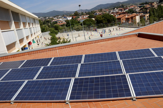 Les plaques solars del sostre de l'escola La Serreta d'Alella | ACN