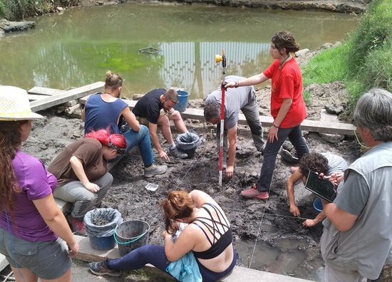 Estudiants i arqueòlegs en la darrera campanya a la Draga a Banyoles | ACN