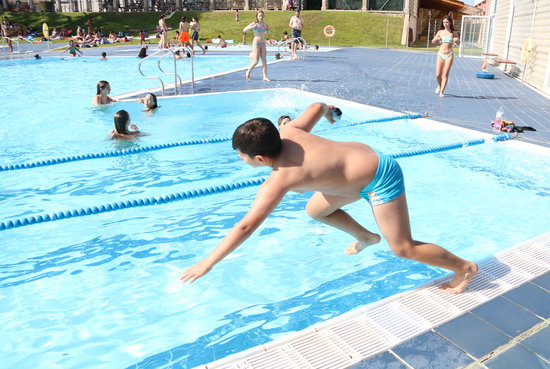 Un nen llençant-se a la piscina de Figueres | ACN
