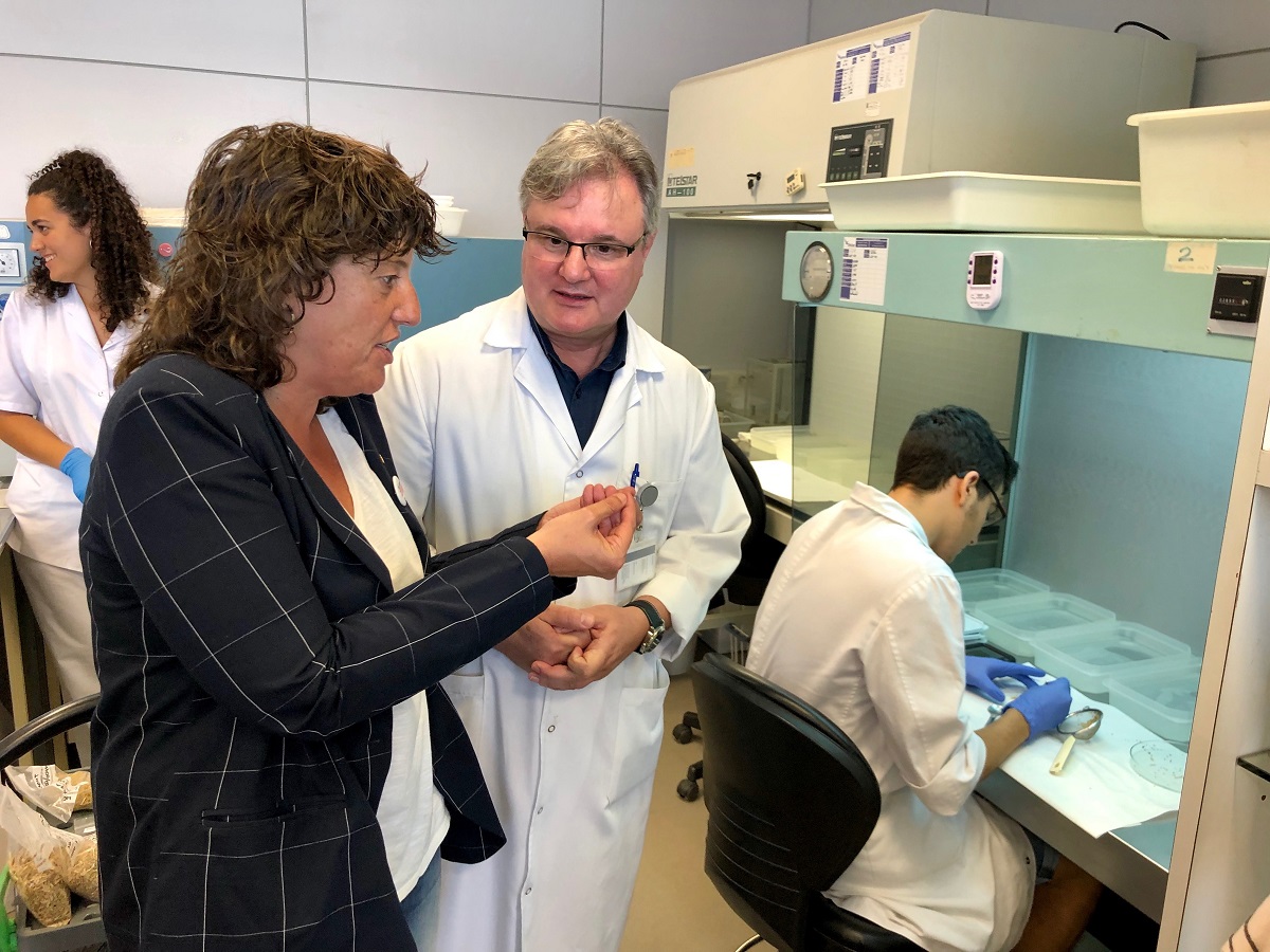 La consellera Jordà visitant les instal·lacions del Laboratori de Sanitat Animal i Vegetal de Catalunya | Govern