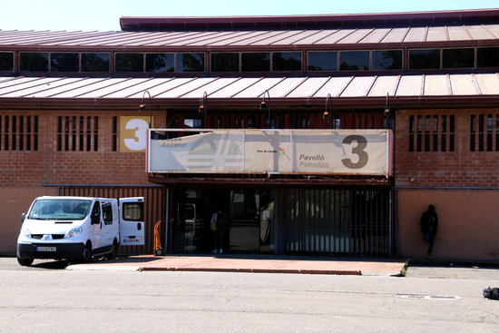 Un temporer accedint al pavelló 3 de Fira de Lleida, a l'Oficina d'atenció social | ACN