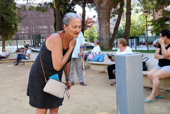 Una dona es refresca a Figueres | ACN
