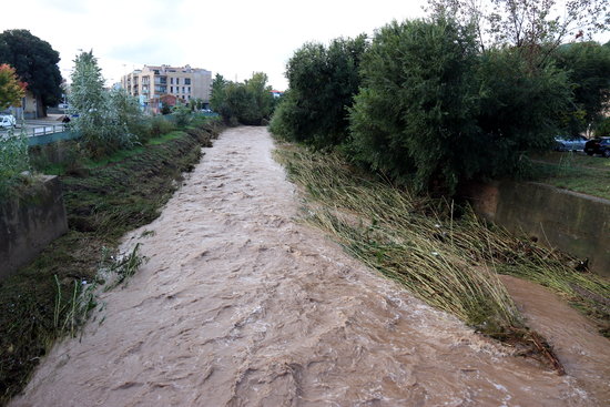 Riu Congost al seu pas pel centre de La Garriga carregat d'aigua | ACN