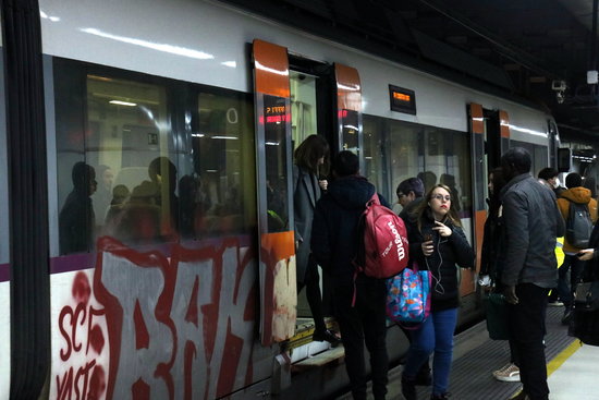 Un tren de Rodalies a l'estació de Sants amb viatgers pujant i baixant del comboi | ACN