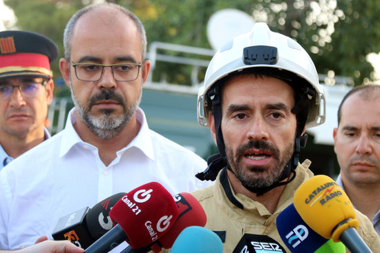 El cap dels Bombers, David Borrell, i el conseller d'Interior, Miquel Buch, atenen els mitjans per explicar l'estat de les tasques d'extinció de l'incendi de la Ribera d'Ebre | ACN