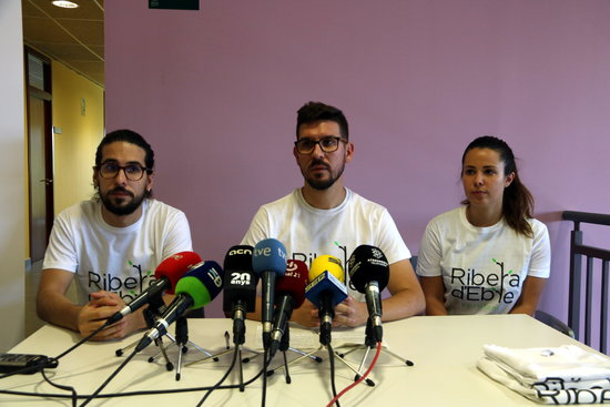 Membres de la plataforma Rebrotem en la roda de premsa en què han presentat una campanya de 'crowfunding' per recaptar diners pels afectats de l'incendi de la Ribera d'Ebre | ACN