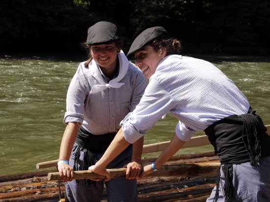 Les dues dones raieres que han baixat en la 41a edició de la baixada de rais de La Pobla de Segur | ACN