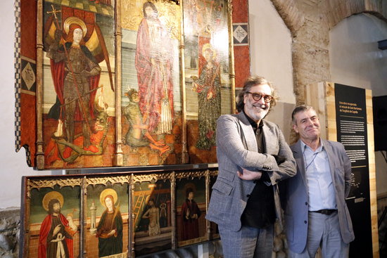 Tatxo Benet i el director del Museu de Lleida, Josep Giralt, davant el retaule de Sant Bartomeu | ACN