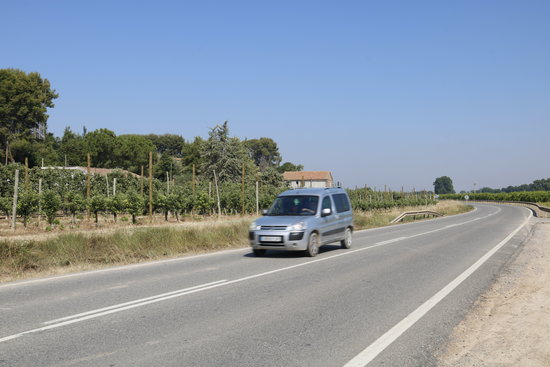 Un cotxe circula per la carretera L-702 de Lleida a Artesa de Lleida, on un vehicle ha atropellat una temporera, al quilòmetre 4,5 | ACN