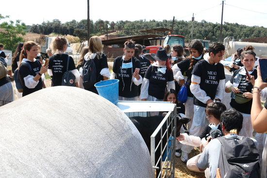 Activistes en un moment de la protesta en una granja de Sant Antoni de Vilamajor | ACN