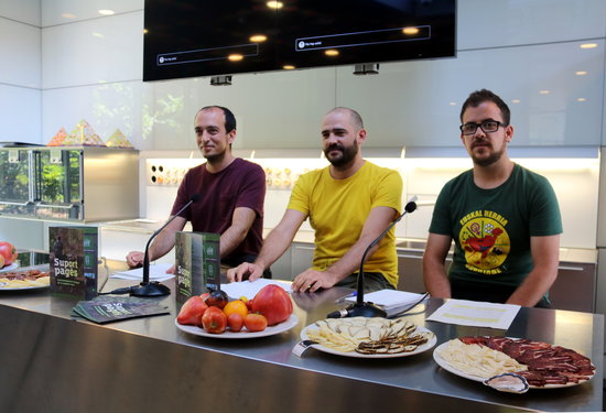 De esquerra a dreta Pol Huguet, regidor de Ciutat Verda de l'Ajuntament de Manresa; Pere Bitriu, regidor de Promoció Econòmica d'Artés; i Uriel Montesinos, regidor de Promoció Econòmica de Navàs | ACN