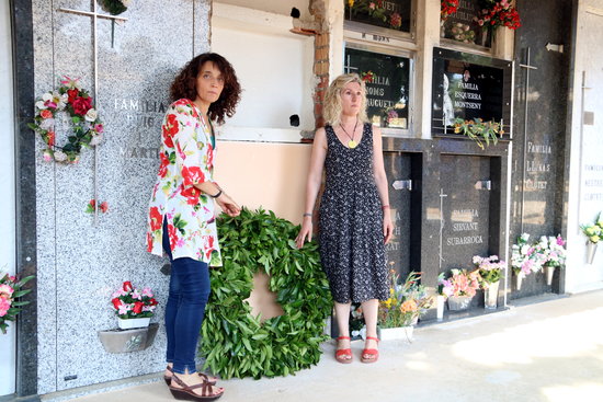 La directora general de Memòria Democràtica, Gemma Domènech i l'alcaldessa d'Isona, Rosa Amorós, dipositant una corona davant dels nínxols on han estat enterrats els soldats | ACN