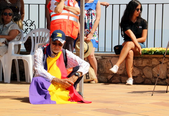 Un dels assistents a l'acte de commemoració de l'inici de la batalla de l'Ebre amb una bandera republicana espanyola | ACN