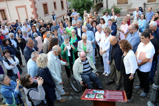 Placa commemorativa que s'ha descobert davant de la casa que Grangé va néixer a Espui | ACN