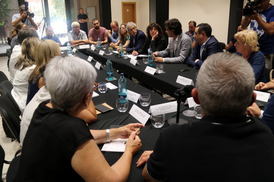 Reunió on la consellera d'Agricultura, Teresa Jordà, ha presentat les primeres mesures per als afectats i alcaldes de l'incendi de la Ribera d'Ebre | ACN