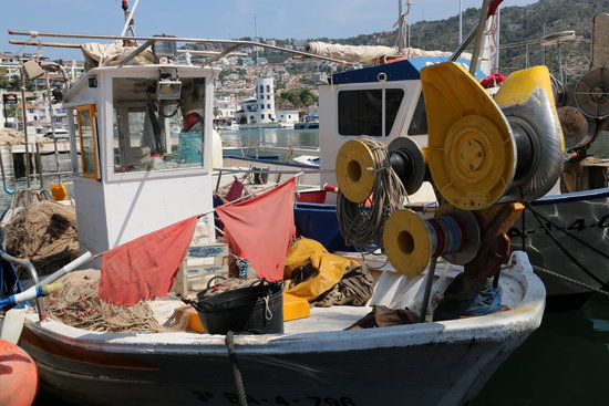 Una de les barques dels pescadors artesanals de Sitges, amarrada al Port d'Aiguadolç | ACN