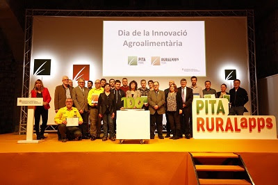 La consellera Teresa Jordà amb els guanyadors dels premis PITA i Ruralapps corresponents al 2019