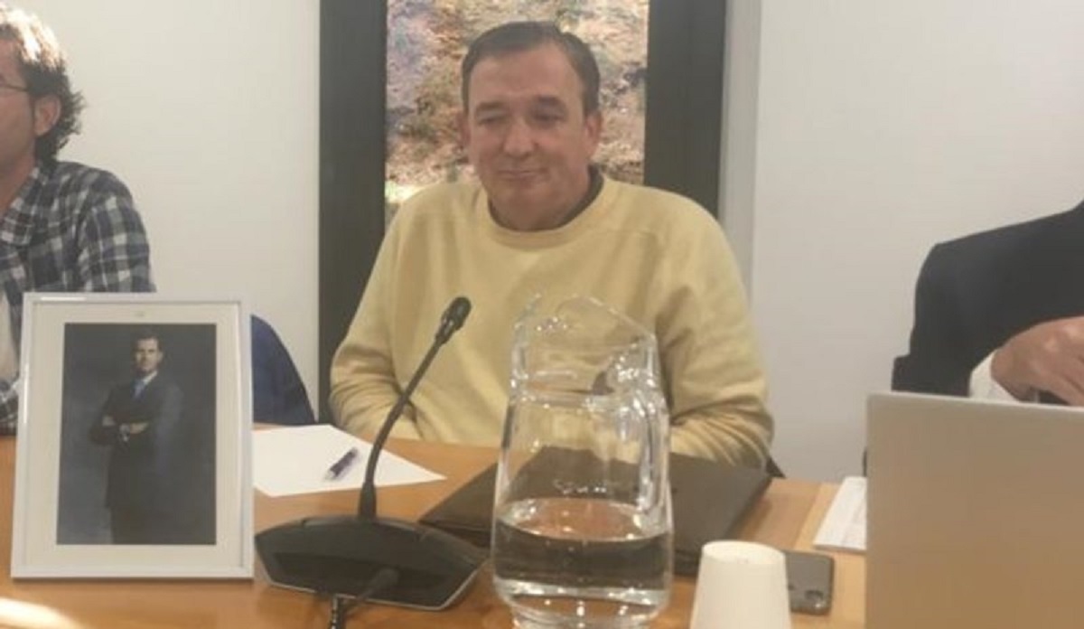 Alberto Mas, el regidor del PP en un ple amb el seu retrat portàtil del Borbó