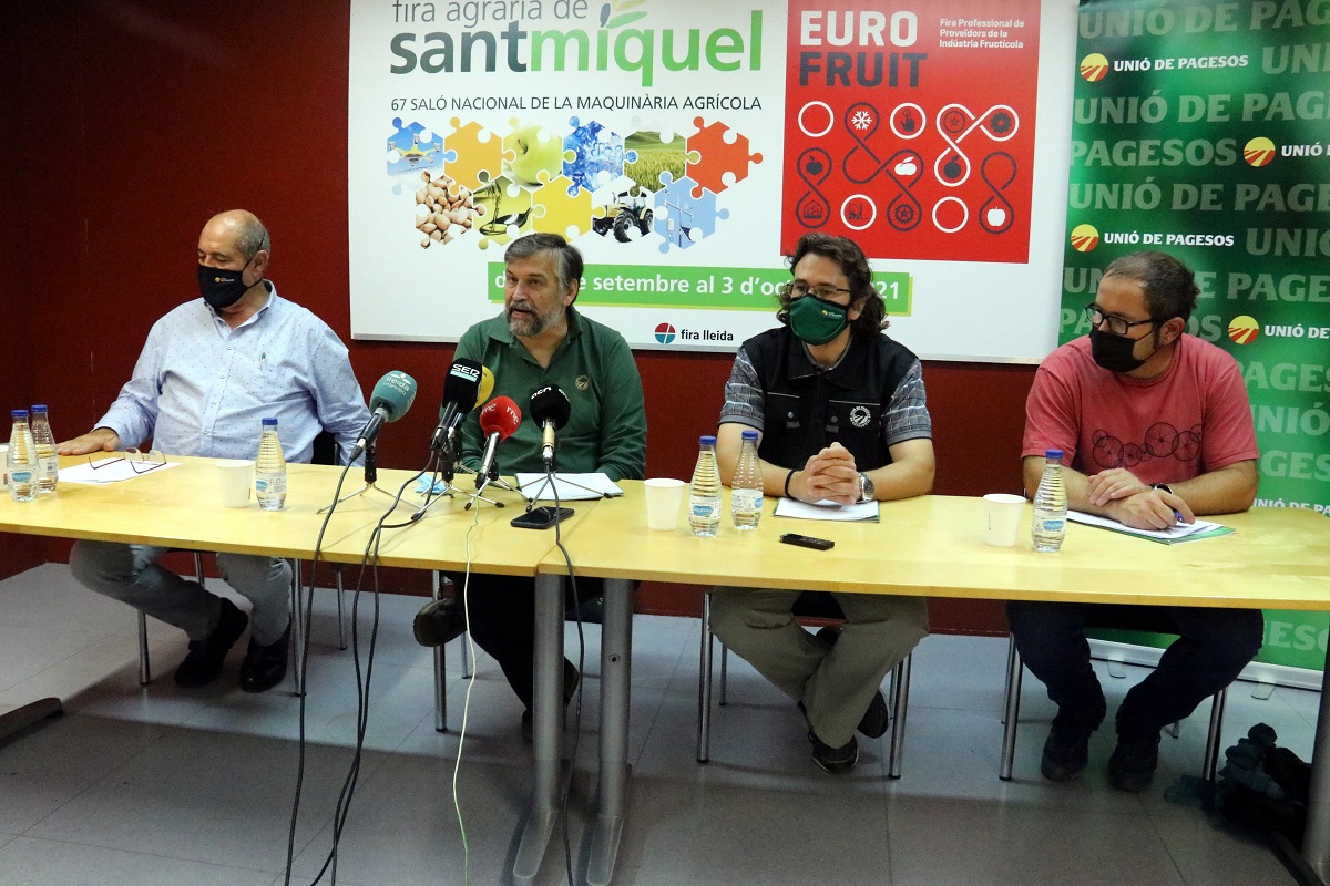 Pla obert de la roda de premsa d'Unió de Pagesos a la 67a Fira de Sant Miquel de Lleida, amb el coordinador nacional, Joan Caball, i altres membres del sindicat, el 30 de setembre del 2021. (Horitzontal)