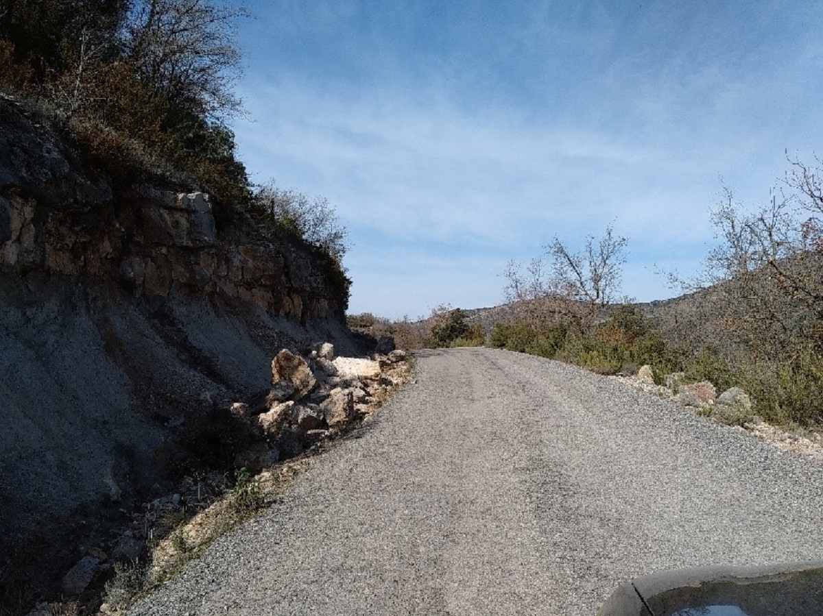 Pla mitjà on es pot veure el camí de Vilamajor als Masos de Millà i Mas de Marcó, a Àger (Noguera). (Horitzontal)