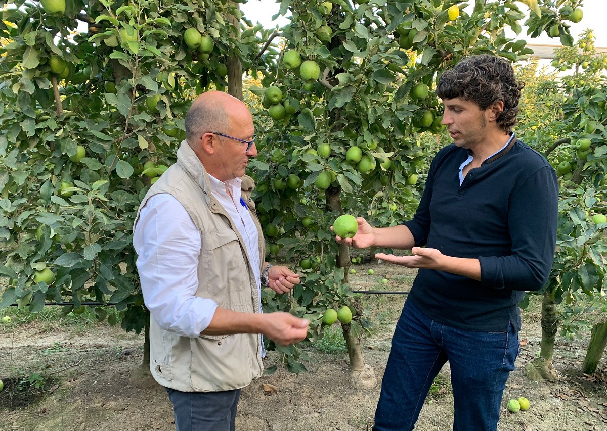 Llorenç Frigola –a l’esquerra de la foto- cedeix la presidència de la IGP Poma de Girona a Jaume Armengol