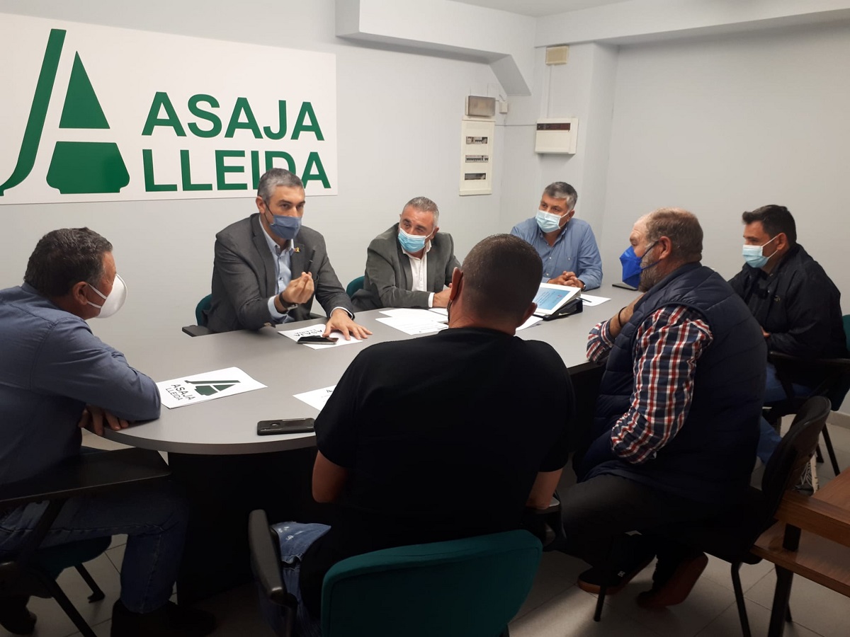 Pla obert de la reunió entre representants d'Asaja Lleida i el delegat del Govern a Lleida, Bernat Solé, el 27 d'octubre del 2021. (Horitzontal)