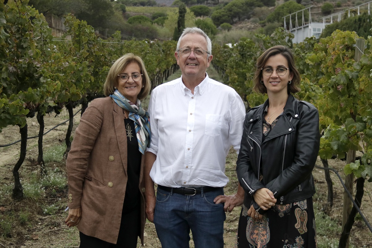 La família propietària del celler Alta Alella, Cristina Guillén, Josep Maria Pujol-Busquets i Mireia Pujol-Busquets, entre vinyes, el 4 d'octubre de 2021. (Horitzontal)