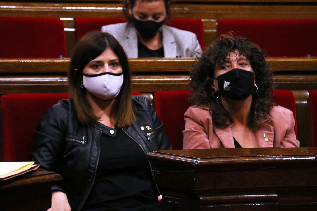Les conselleres Gemma Geis i Teresa Jordà, durant el ple del Parlament del 6 d'octubre de 2021 (Horitzontal)