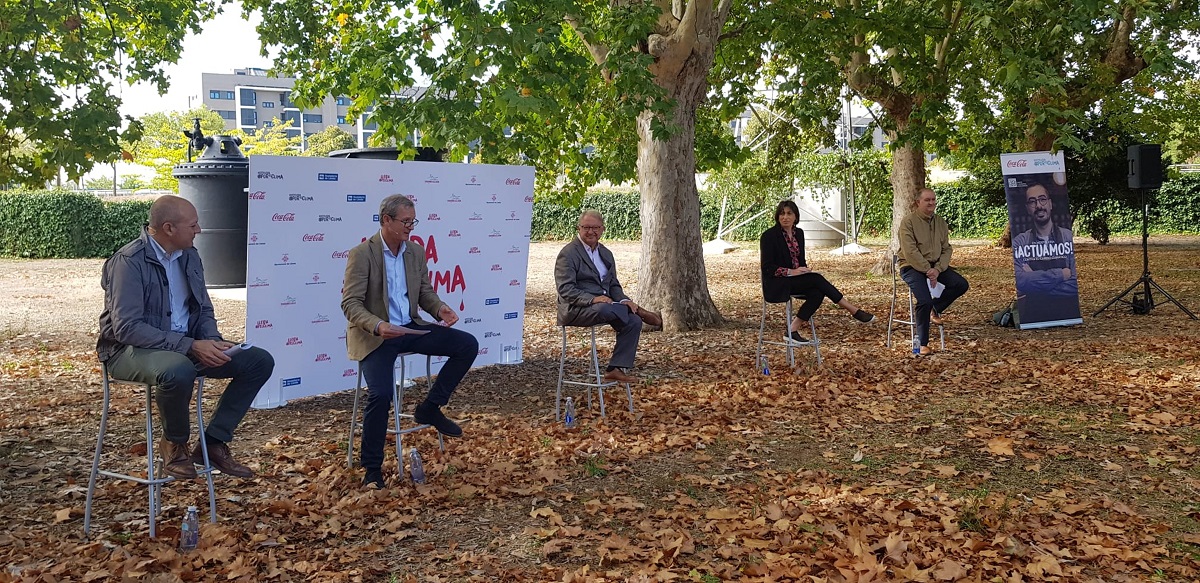 Pla obert de la presentació de Lleida #PelClima, amb representants de la restauració, Coca Cola i Turisme de Lleida, el 4 d'octubre del 2021. (Horitzontal)