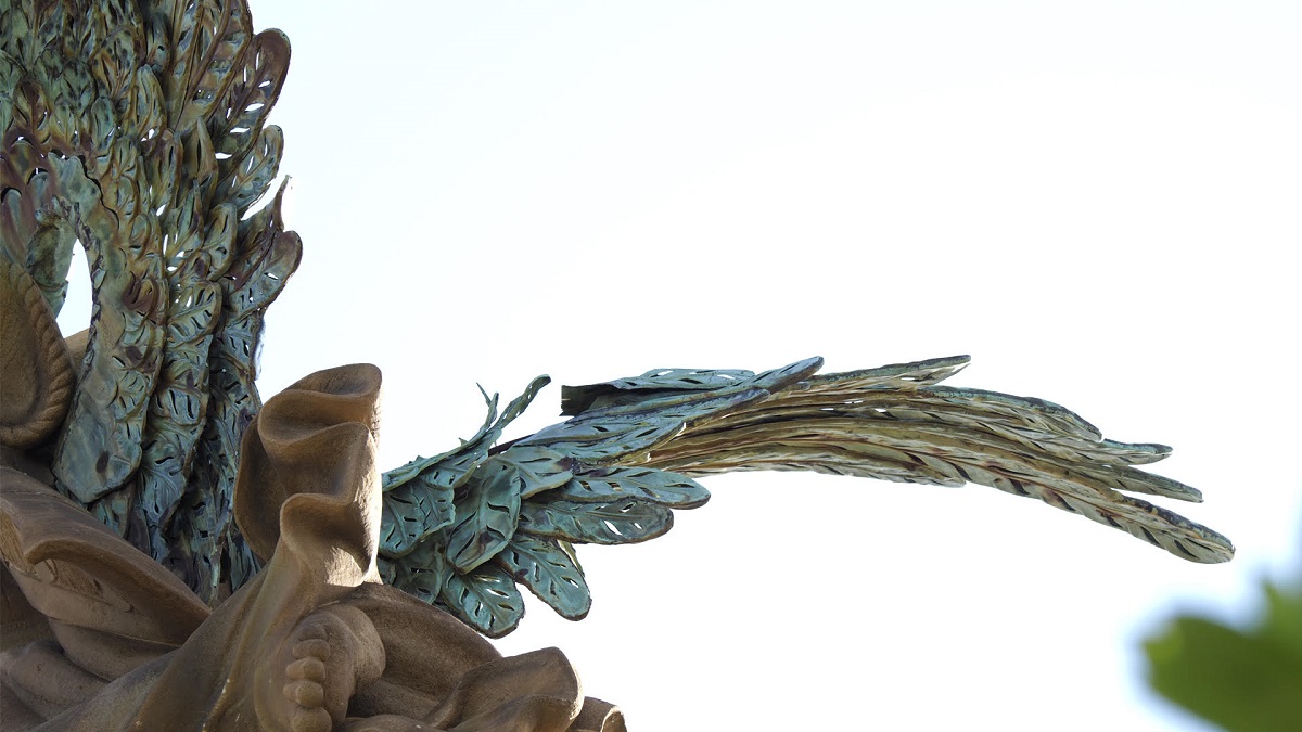 Detall de les ales del monument de l'Àngel de Sant Pere del Bosc de Lloret de Mar, on s'aprecia que estan deteriorades. Imatge cedida aquest 16 d'agost del 2021 (Horitzontal)