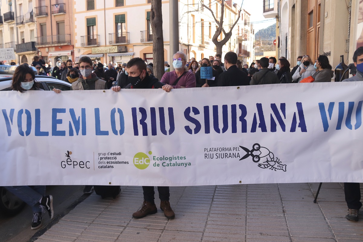 Pla mitjà d'una de les pancartes de la concentració per donar suport als activistes de la Plataforma Riu Siurana a Falset. Foto del 17 de març del 2021 (horitzontal).
