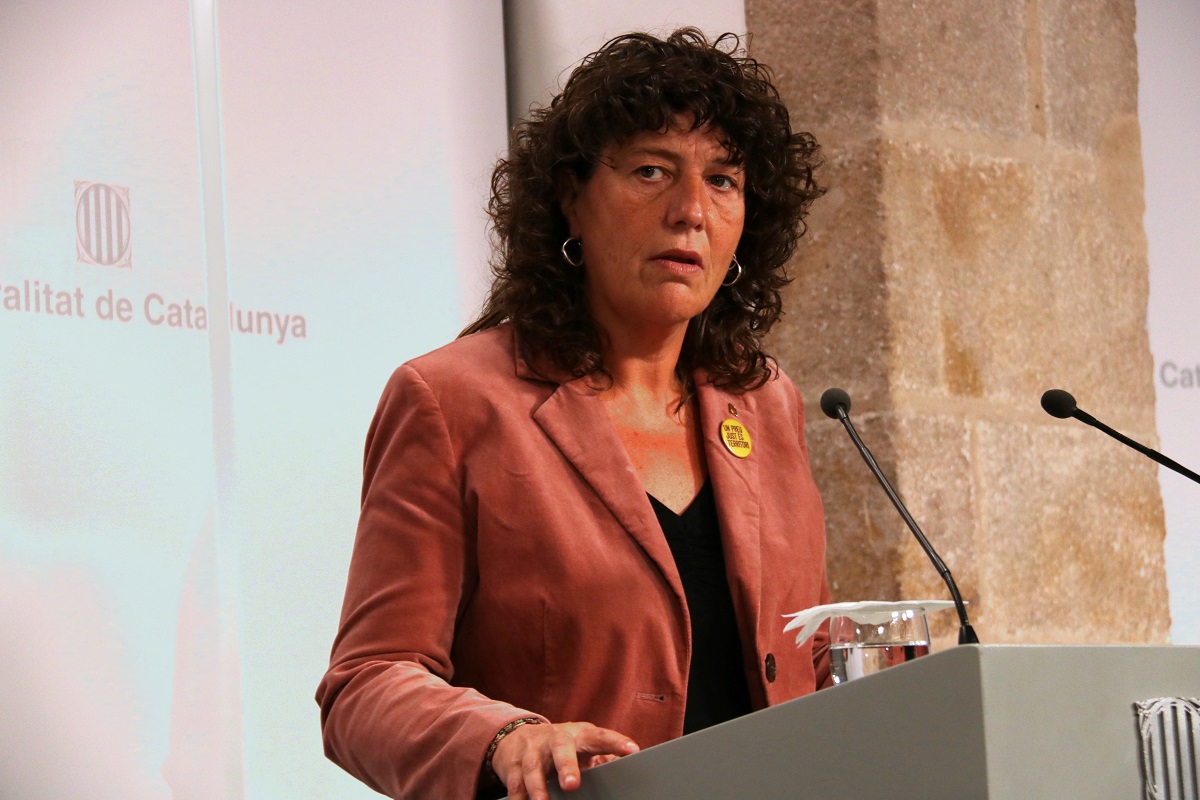 La consellera Teresa Jordà, en roda de premsa a Palau el 26 d'octubre de 2021 (Horitzontal)