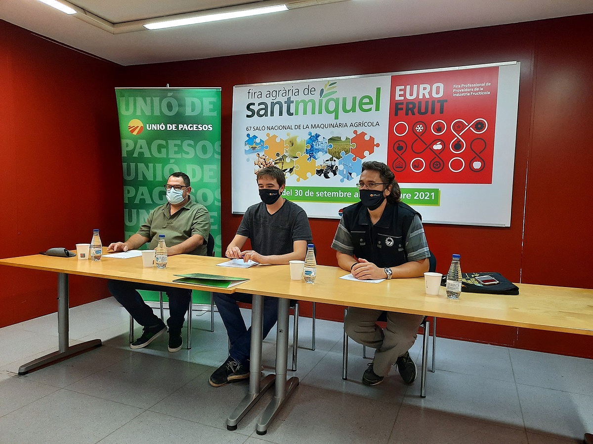 Pla obert de la roda de premsa d'Unió de Pagesos a la Fira de Sant Miquel de Lleida, amb els membre del sindicat Francesc Pena, Bernat Ramon i Josep Sellart, el 2 d'octubre de 2021. (Horitzontal)