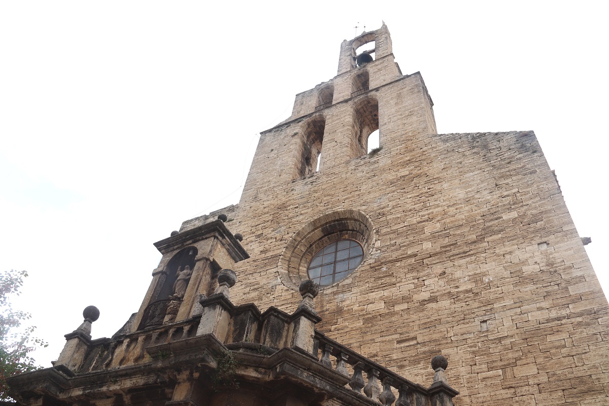 Pla obert del campanar de l'esglèsia de Santa Maria dels Turers de Banyoles el 4 d'agost de 2021. (Horitzontal)