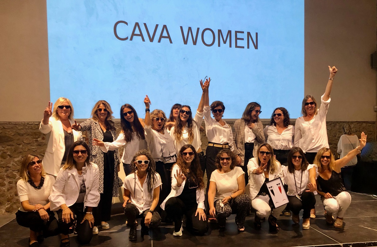 Foto de grup de les membres de Cava Women durant la presentació de l'entitat al Cavatast 2021. Imatge publicada el 4 d'octubre del 2021. (Horitzontal)
