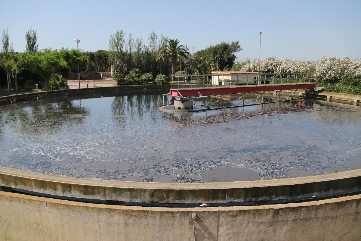 Pla general d'una de les piscines de les instal·lacions d'Aigües de Reus, on es desplegarà un pla d'inversió de 5,4 milions d'euros. Foto del 14 de juny de 2021 (Horitzontal).