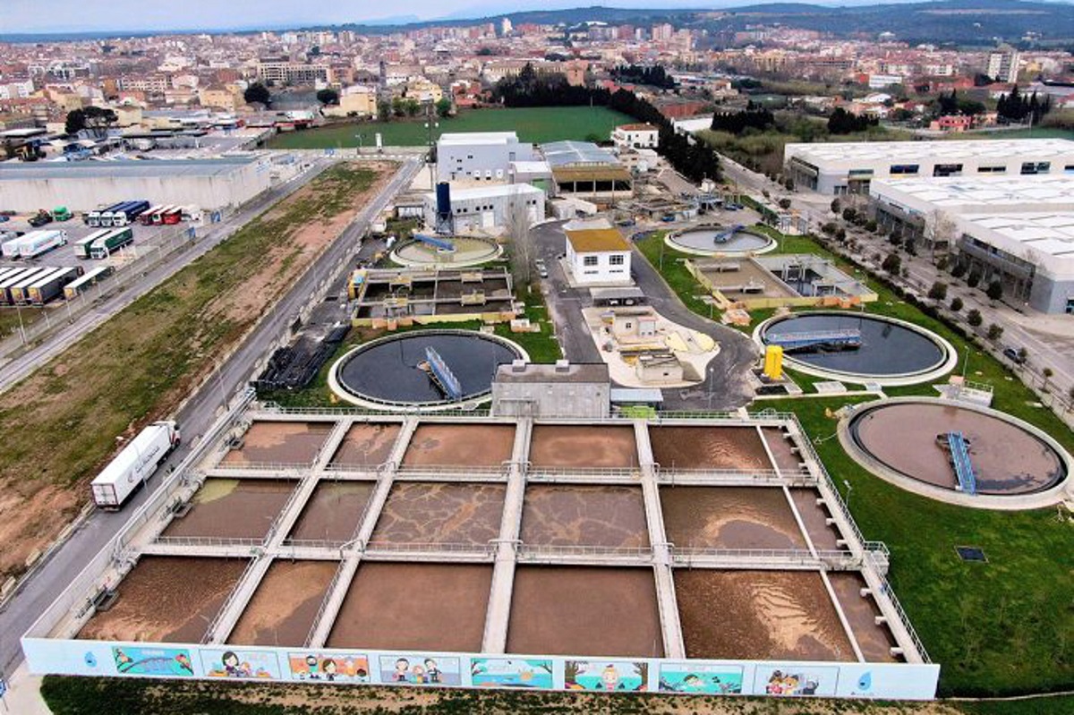 Pla aeri de la depuradora de Figueres en una imatge cedida a l'ACN el 25 d'octubre de 2021. (Horitzontal)