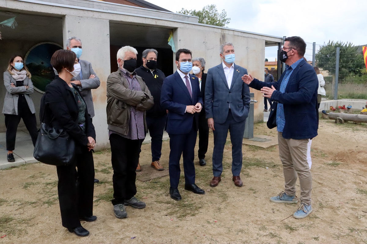 Aragonès i Josep Gonzàlez-Cambray durant la visita a l'escola rural de L'Estany. 8 d'octubre de 2021. (Horitzontal)
