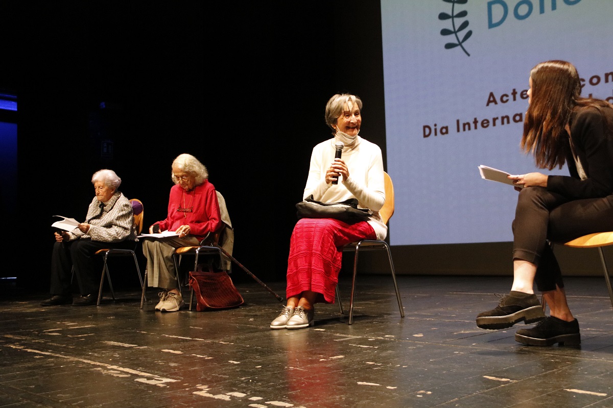 Pla obert on es pot veure un moment del diàleg entre tres de les dones que formen part de l'exposició 'Dones rurals. Dones de Lleida', al teatre Ateneu de Tàrrega, el 18 d'octubre de 2021. (Horitzontal)