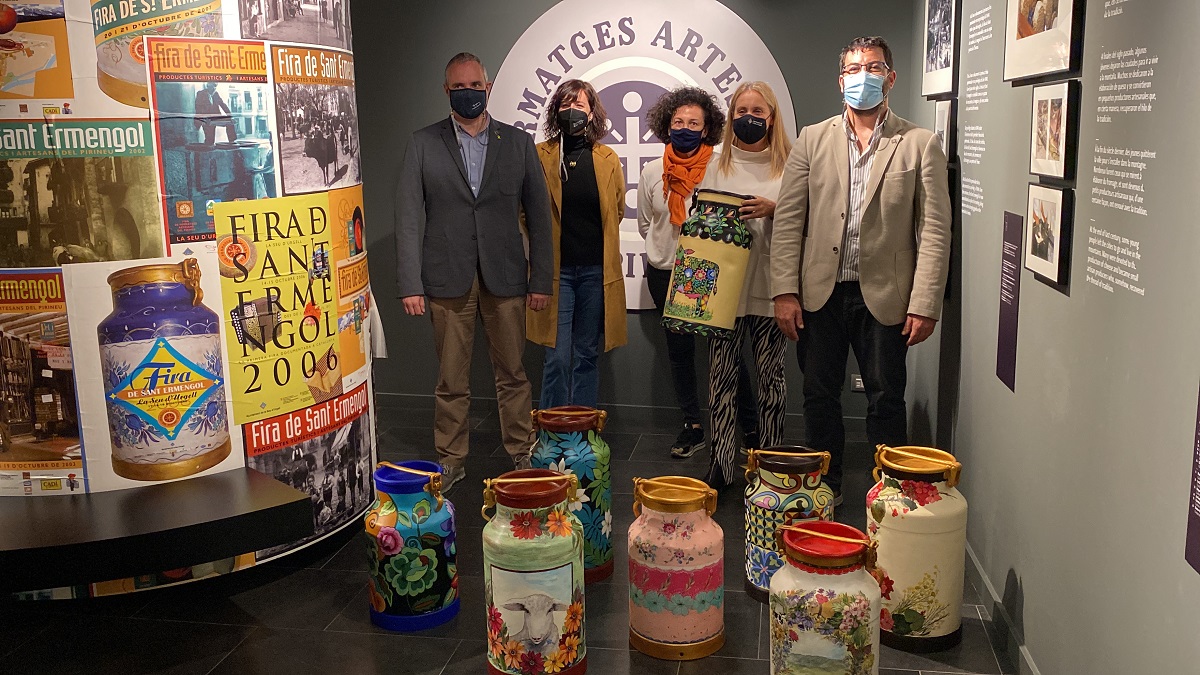 Pla obert de l'alcalde de La Seu, Francesc Viaplana, amb la tinenta d'alcalde de Promoció de la ciutat, Mireia Font, i el vicealcalde, Jordi Fàbrega, entre altres, presentant la Fira de Formatges Artesans del Pirineu, el 5 d'octubre de 2021. (Horitzontal)