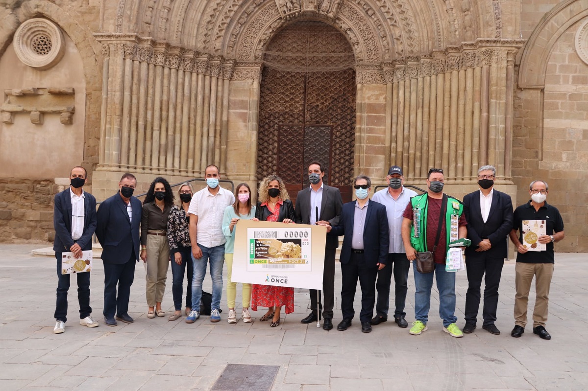 Pla obert on es poden veure els organitzadors de la 32a Fira del Torró d'Agramunt amb el cartell de l'edició d'enguany, el 30 de setembre de 2021. (Horitzontal)