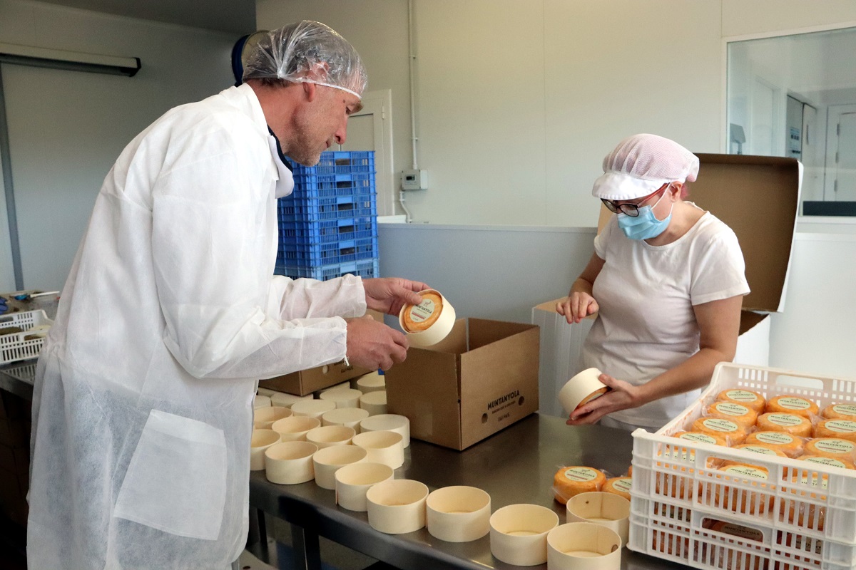 El director d'Ampans, Toni Espinal, supervisa la producció de Formatges Muntanyola. 7 d'octubre de 2021. (Horitzontal)