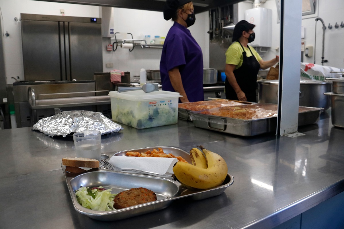 Pla d'un menú escolar de l'Escola Farigola del Clot. Imatge del 5/10/2021 (horitzontal)