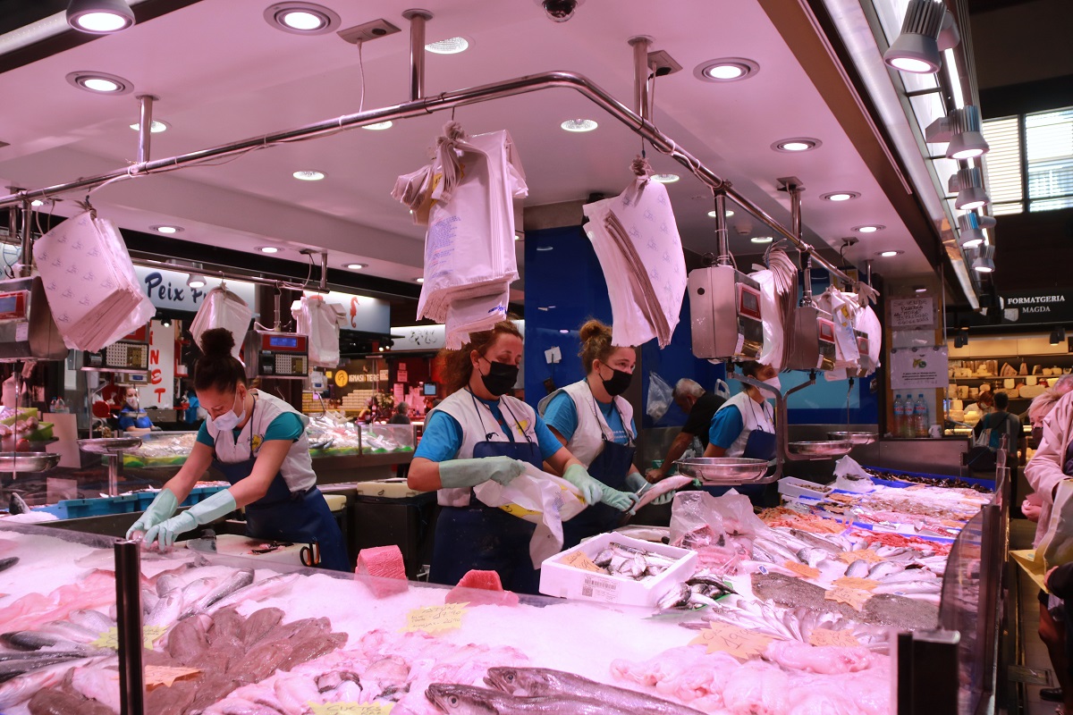 Pla general d'una peixateria ubicada al Mercat de Tarragona. Imatge del 13 d'octubre de 2021 (Horitzontal).