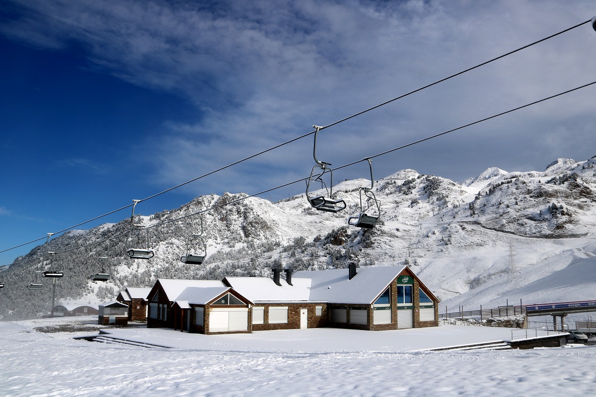 Pla general d'instal·lacions de l'estació d'esquí de Baqueira Beret amb el paisatge nevat el 4 d'octubre del 2021. (Horitzontal)