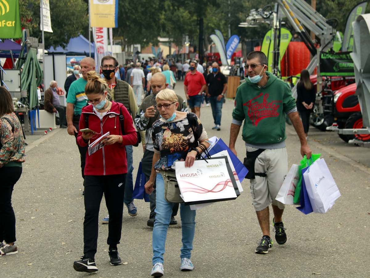 Pla general de gent amb bosses passejant per la Fira de Sant Miquel de Lleida, el 3 d'octubre de 2021. (Horitzontal)