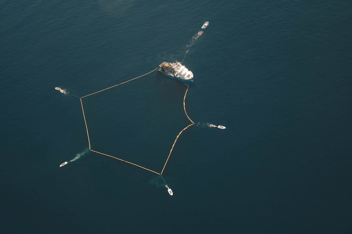 Imatge aèria d'un vaixell fent les tasques d'encerclament per capturar tonyines roges. Imatge del 14 d'octubre del 2021. (Horitzontal)