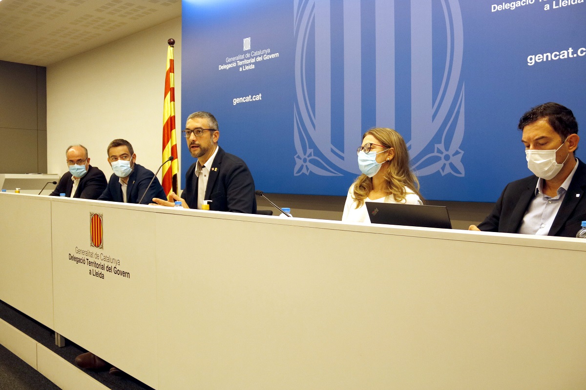 Pla obert dels assistents a la roda de premsa de balanç de la campanya de la fruita 2021 a Lleida. Imatge del 4 d'octubre de 2021. (Horitzontal)